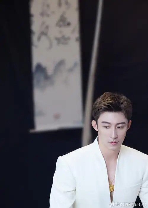 黄景瑜深v白西装