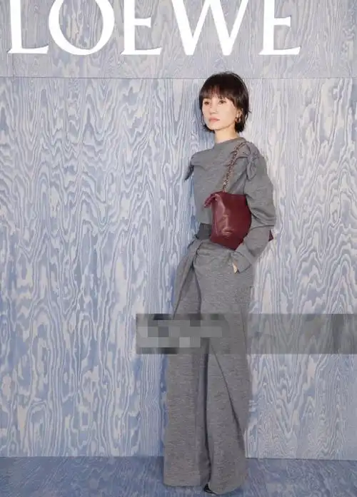 46岁袁泉才是职场女人的穿搭模板!不露分毫却美的时髦高级