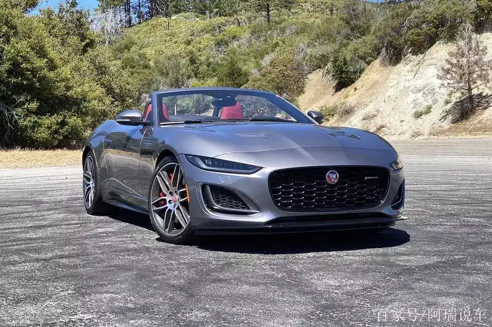 2021款捷豹f-type敞篷车,外观帅气,内饰质感十足
