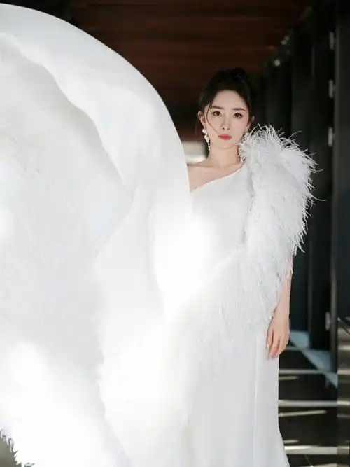 杨幂尖叫之夜造型曝光,穿白色羽毛裙气场全开,肤白貌美超冻龄