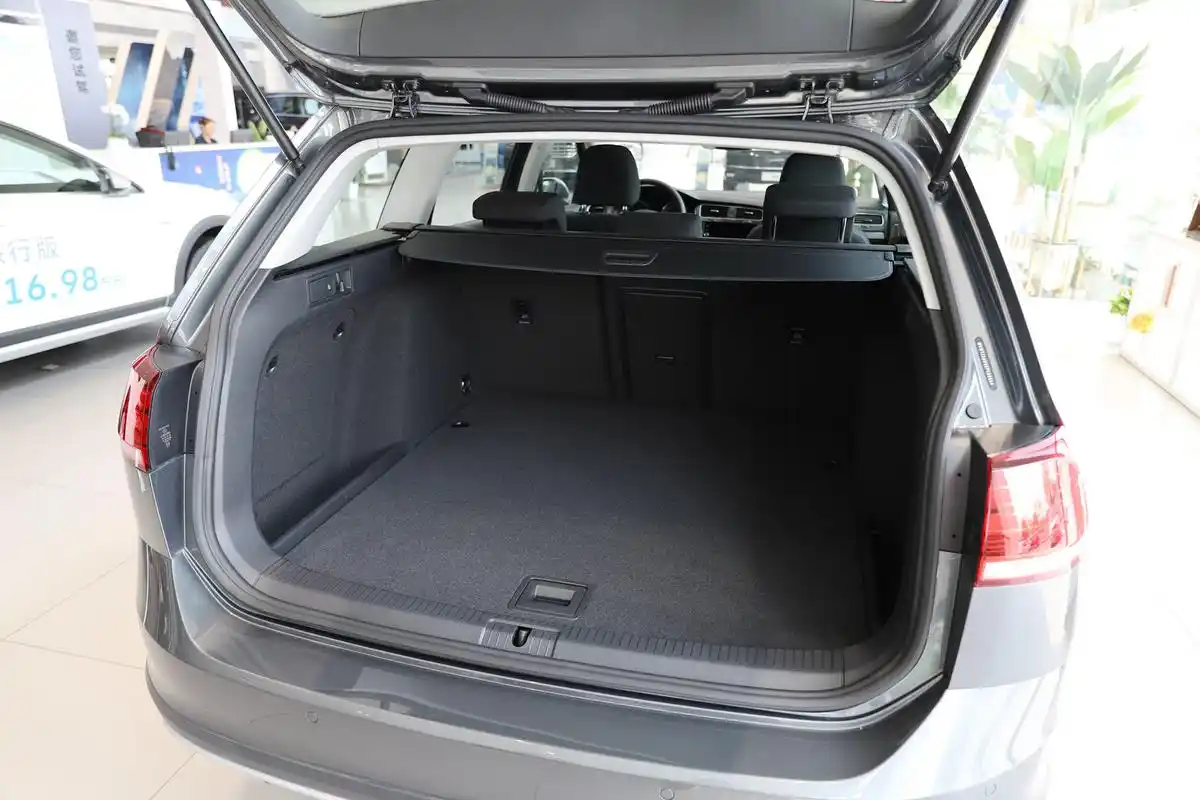 这台高尔夫后备箱超大 1.8t动力 优惠4万还是全进口