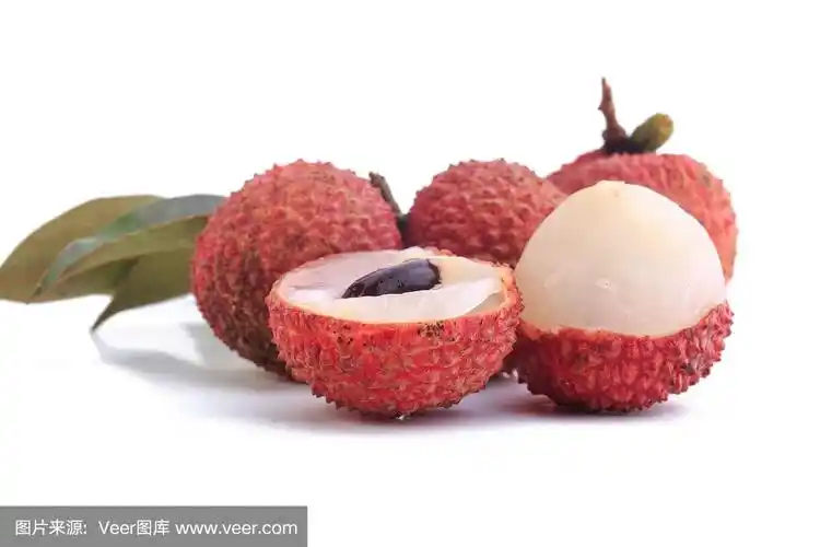 切荔枝孤立在白色