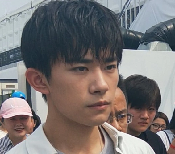 "化妆不如素颜"的男明星,刘昊然朱一龙上榜,他胡子拉碴一样帅