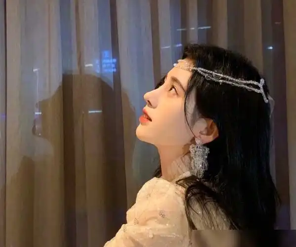 鞠婧祎晒侧脸照强光照射下半个鼻子透光终于暴露真实鼻型