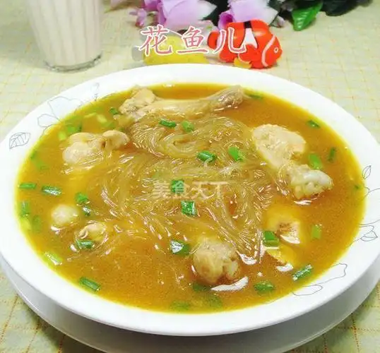 咖喱鸡翅根煮粉丝,香味浓郁,好吃又下饭,连汤汁都吃干净了