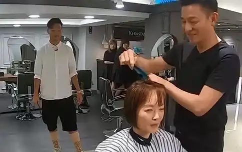 刘德华为鲁豫剪头发剪完后看到她的发型网友表示惊讶