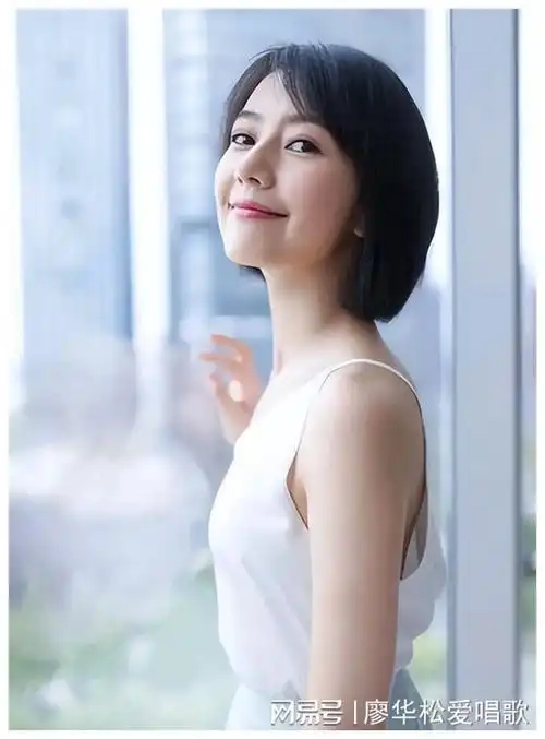 高圆圆一家三口出游隔口罩与赵又廷亲吻身旁女儿反应很淡定