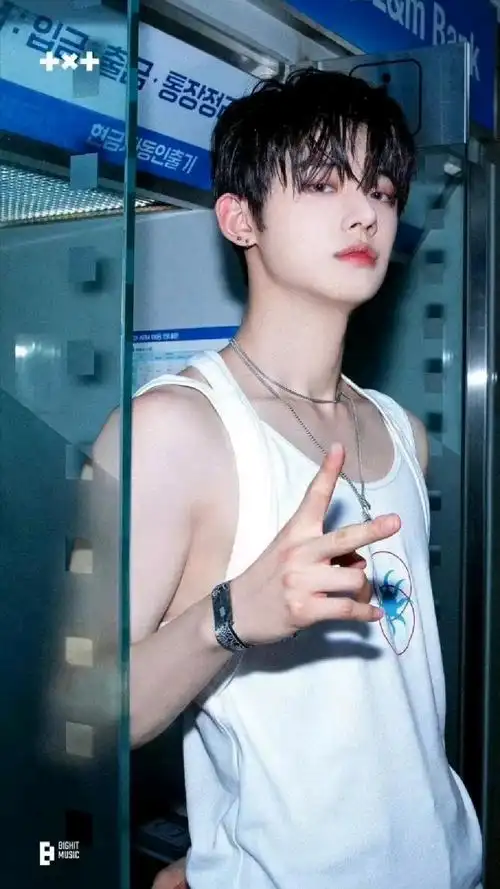 王鹤棣&崔然竣穿无袖背心绝了!