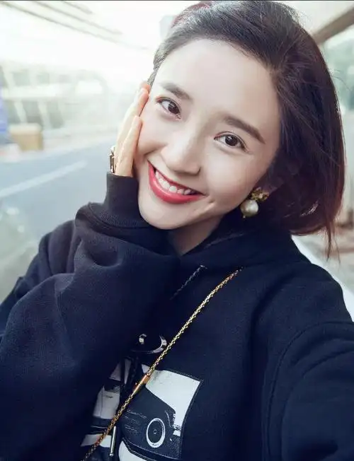 唐艺昕穿搭太惹眼时尚减龄轻松搭原来甜美女孩是这么来的