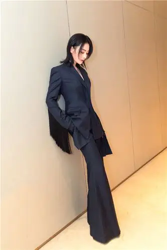 张馨予西装帅气十足 斩获年度飞跃女演员奖