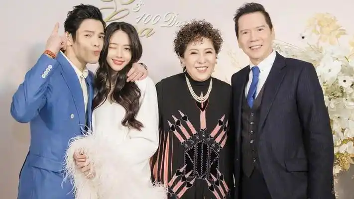 向太晒与向华强三十年对比合照,颜值出众超美艳,与儿子儿媳撞脸