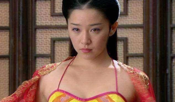 女星穿上"肚兜"的模样,6张图张张经典,最后一张堪称尤物!