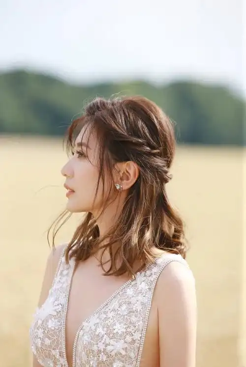 贾静雯更多婚纱照曝光,露美背,比婚礼上的婚纱漂亮多了!