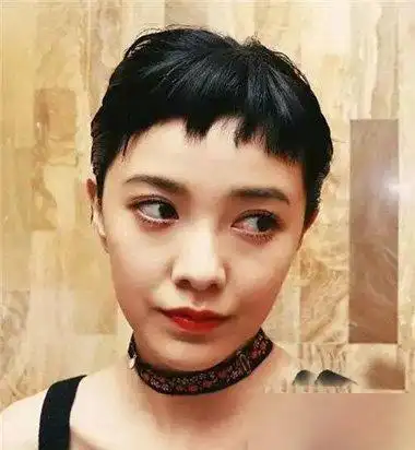 狗啃式刘海搭配短发很时尚!