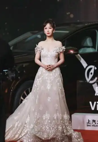 杨紫美图出炉,优美的肩颈线,搭着一身白色蕾丝长裙,太优越