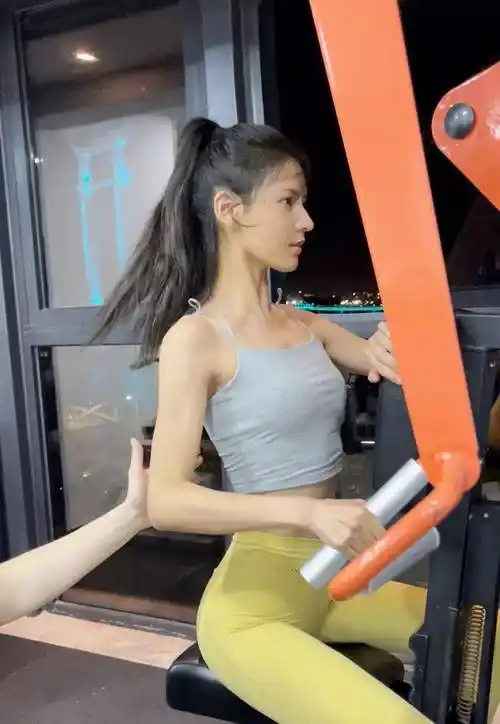 张予曦cos梦露,穿抹身材上衣配包臀裙秀身材,金发红唇时尚又撩人_图片