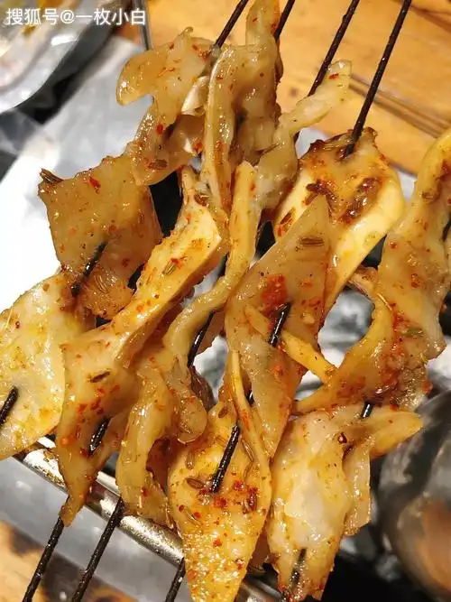 大块筋皮子,一把拿起来沉甸甸的,烤至全熟后,筋皮子舒展开,看起来显得