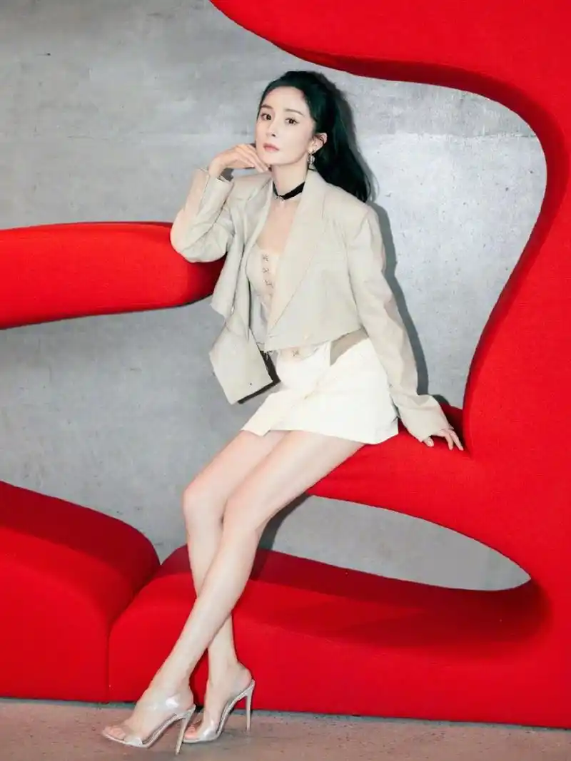 杨幂长腿高跟鞋,修长如柳,优雅而美丽.