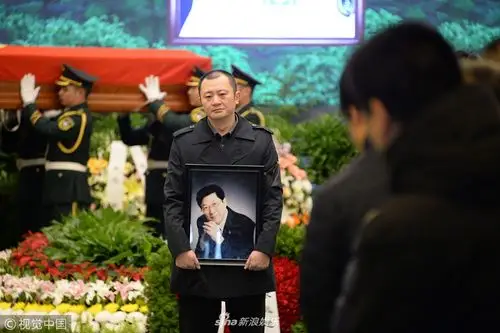 1 / 20 新浪娱乐讯 12月4日,著名相声表演艺术家常贵田遗体告别仪式在