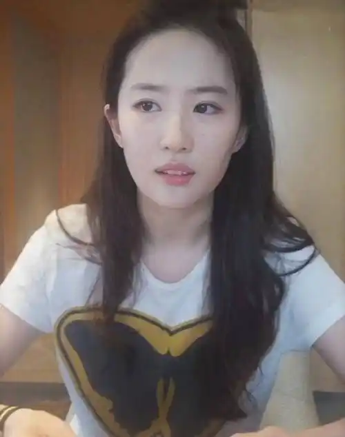 33岁的刘亦菲素颜照片曝光,皮肤白皙水美,网友直言:神仙下凡了_片仔癀