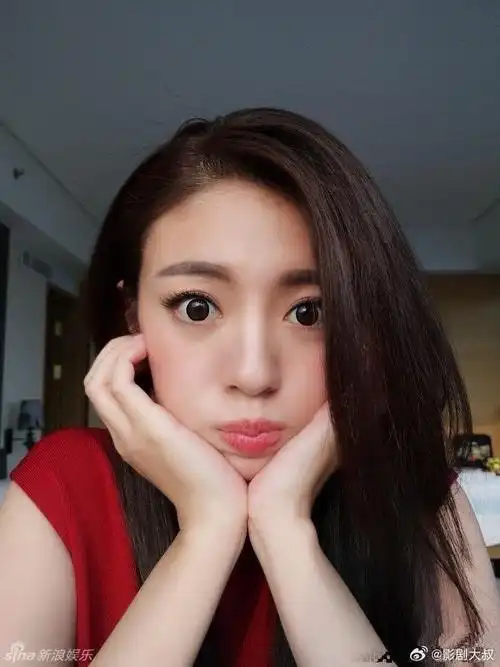 安以轩晒出一组美颜过的自拍美照,然而尴尬的一刻发生了,因为美颜过度