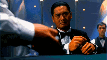 梳着大背头的赌神走进赌场,万人仰视,一派帝王气象.