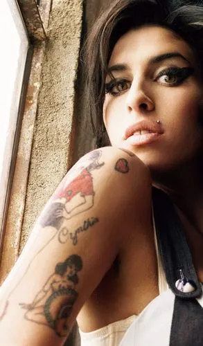 纹身不代表堕落 这10位性感女星越纹越红!