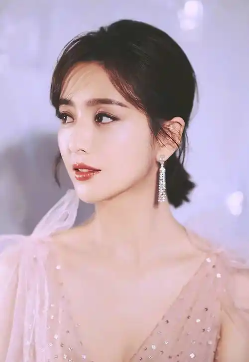 原创佟丽娅穿香槟色深v长裙蚂蚁腰瞩目既妩媚又清纯