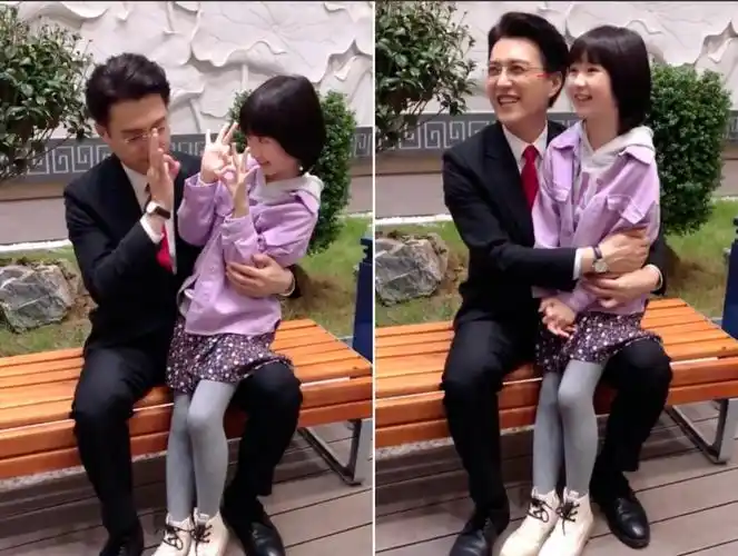 靳东紧抱剧中女儿不撒手成毅和小姑娘玩闹师徒俩都是女儿奴