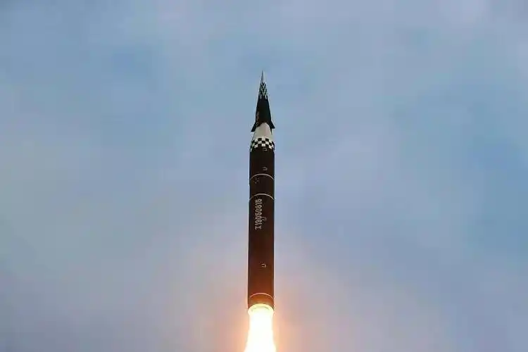 据悉,火星16b是一款中远程高超音速弹道导弹,采用了两级固体燃料火箭