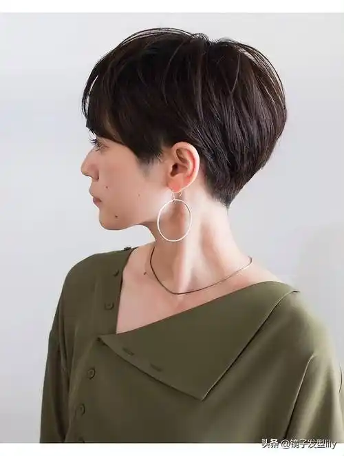 层次短发是近年来备受追捧的发型之一,它通过巧妙的修剪和层次感的