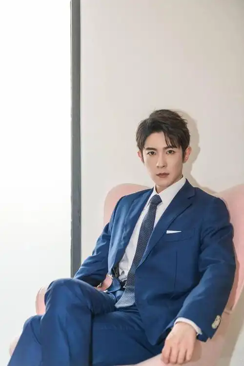 季肖冰西装穿搭很有斯文霸总的气质这样的总裁请多来几个