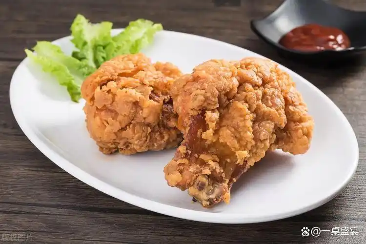 以下是制作炸鸡腿的详细步骤:材料准备:鸡腿若干(根据人数来定,一般一