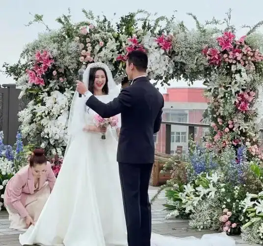 朱珠婚礼现场3月18日,演员朱珠在北京举办小型婚礼,由于婚礼十分简约