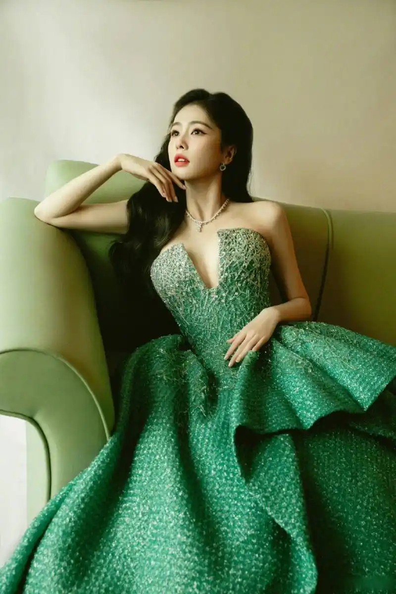 白鹿 身穿翠色抹胸长裙亮相#视界大会红毯#,星河流转,携光而至快郝构