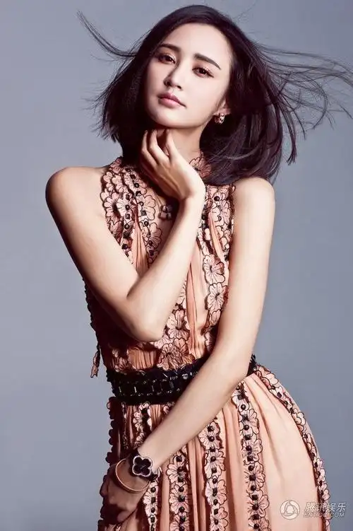 张歆艺裸露玉背拍写真长裙飘逸很有女神范儿