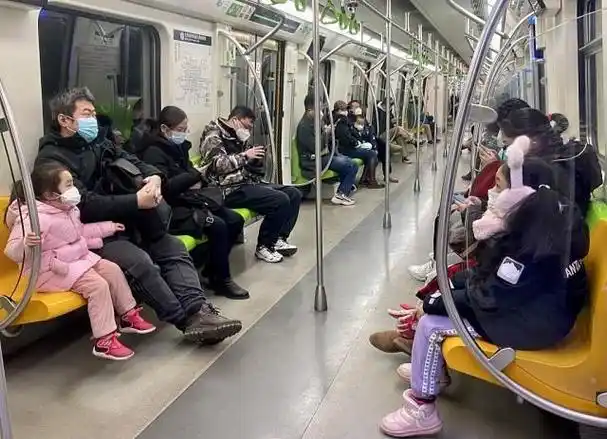 坐地铁还要戴口罩吗北京上海广州成都合肥南京福州西安均有明确说法