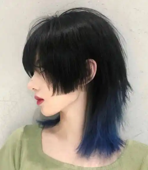 当狼尾发的高层次加入隐藏染设计后,底层鲜艳的发色