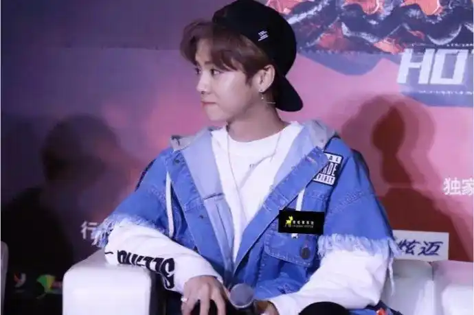 反戴帽子,鹿晗胜似少年!