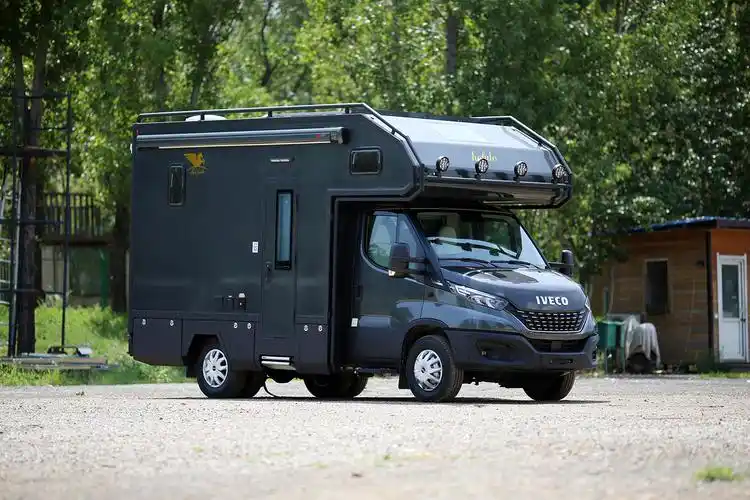 买房车还是得一步到位,纯进口底盘打造双拓展,6人出行无忧!