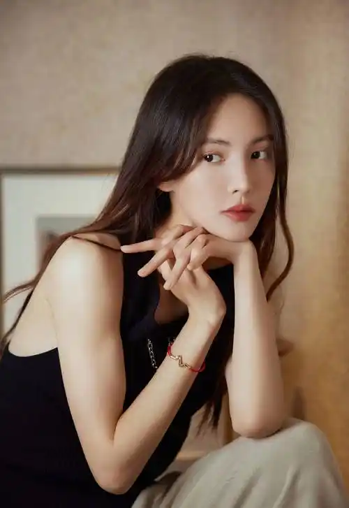 金晨拍珠宝大片身材窈窕 简约造型诠释从容气场