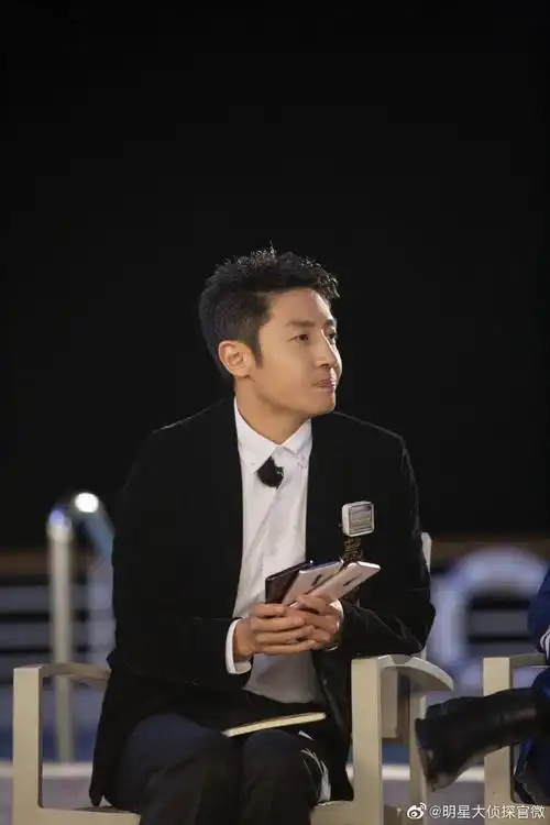 明星大侦探#【高清剧照】之撒贝宁 撒金钢撒金钢不仅身材闪闪发钢