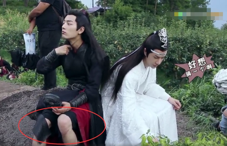 陈情令:王一博暴露话痨本性,肖战内八坐姿好少女,腿毛实力抢镜_腾讯