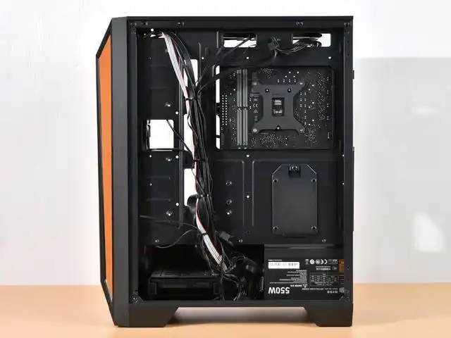 拆开另一侧机箱侧板,可以看到机械硬盘的安装位和电源的安装位.