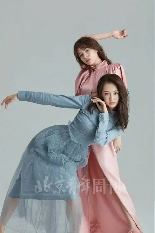 芳华双女主苗苗钟楚曦封面大片,形象前卫时尚,展现了另一种姿态