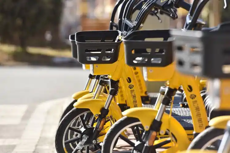 壤塘县首批120辆共享电单车投放县城试运营