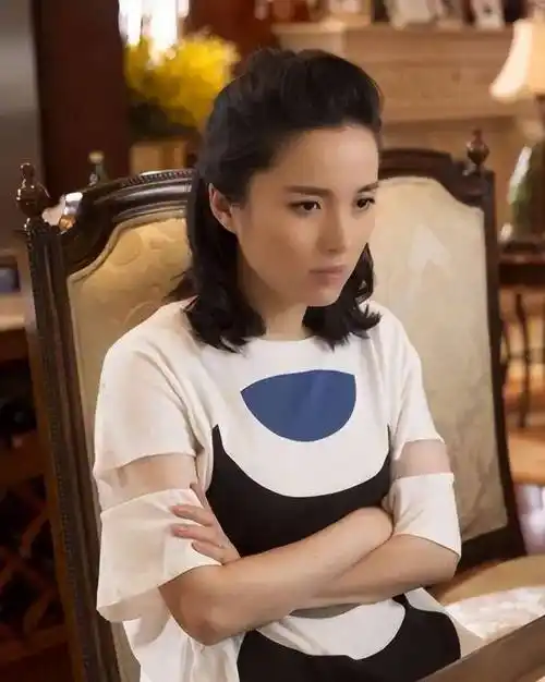 靳东老婆气质太绝!穿两条背心不仅不显廉价,反而穿出满满高级感