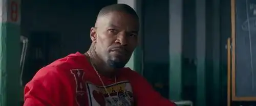 "rap天王"bats"蝙蝠"( 杰米·福克斯 饰),从而被质疑和挑衅.