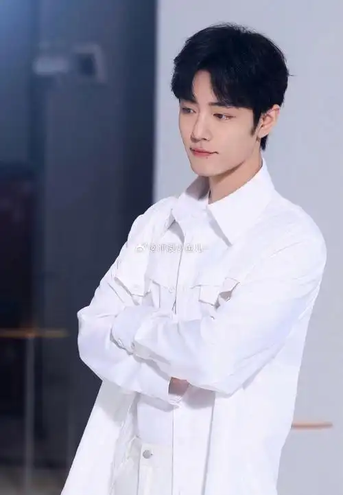 胖室周末放饭了,今天是白衣少年,肖战穿白色衬衫干净清爽,太清新了!