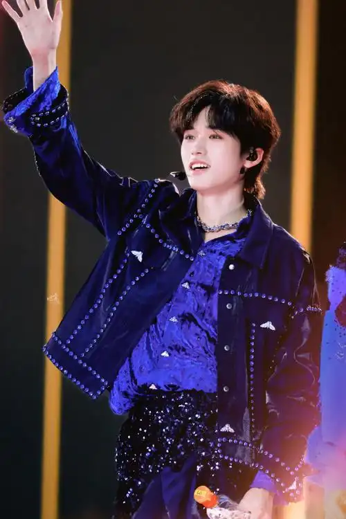 宋亚轩蓝色烟熏妆#  #宋亚轩翻唱蝴蝶#  #宋亚轩腹肌#  失恋循环